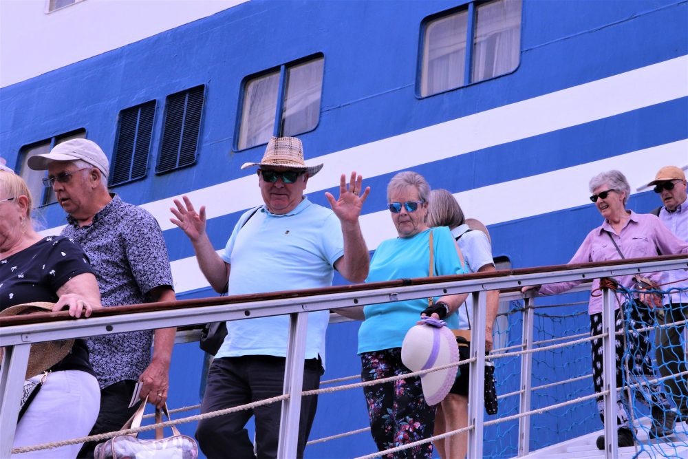 Mais de mil turistas a bordo do navio M/S Magellan são recebidos em Manaus Mais de mil turistas a bordo do navio M/S Magellan são recebidos em Manaus