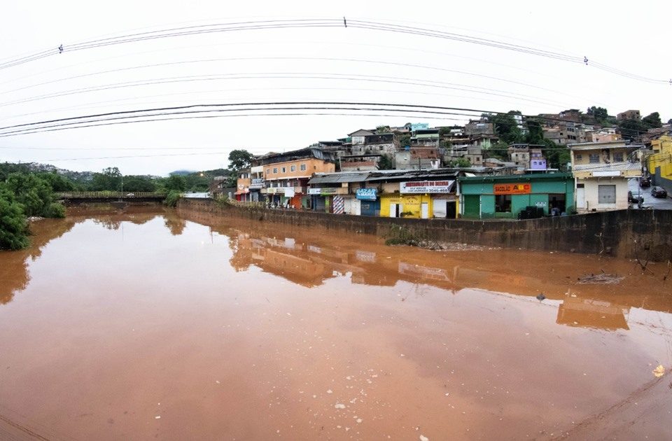 Enchentes e deslizamentos provocam 38 morte em MG Enchentes e deslizamentos provocam 38 morte em MG