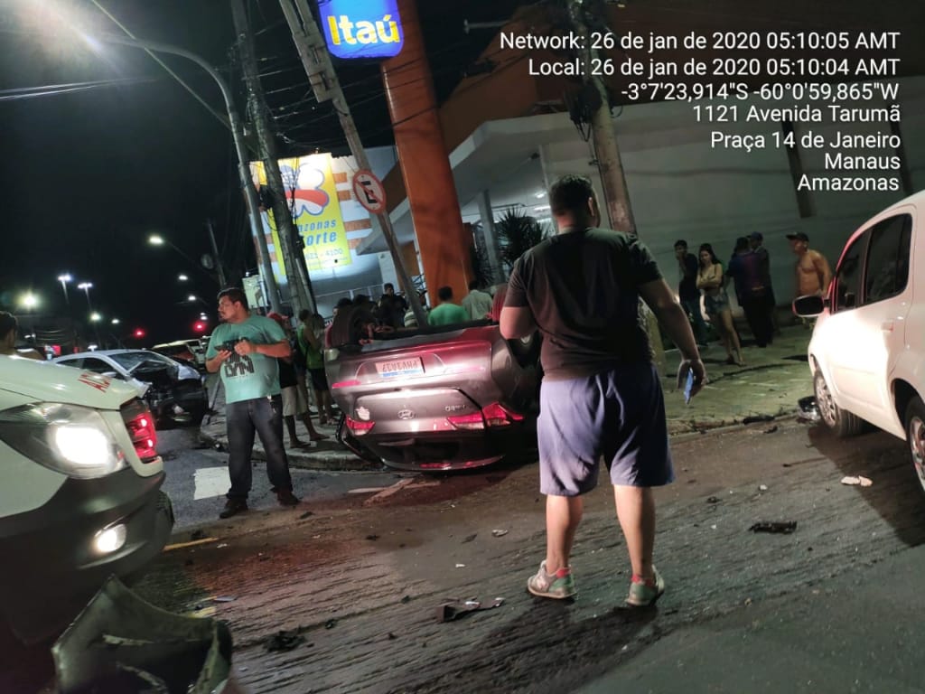 Após capotar o carro em colisão na Praça 14, motorista não resiste e morre em hospital Após capotar o carro em colisão na Praça 14, motorista não resiste e morre em hospital