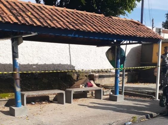 Dupla executa homem em Petr&oacute;polis, mas durante fuga esbarra com a pol&iacute;cia e um &eacute; baleado