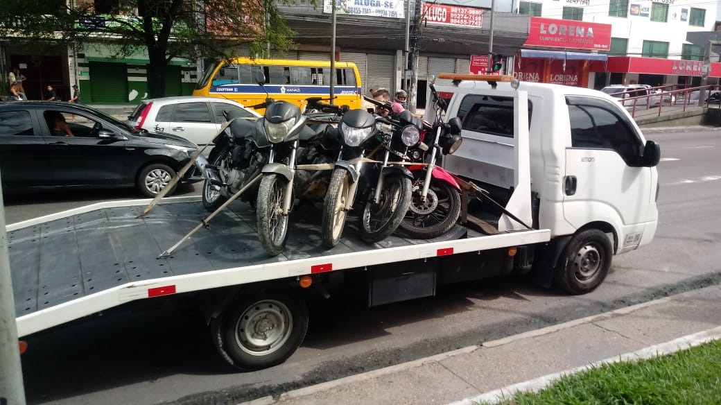 PM recupera 25 veículos e desbarata oficina de desmanche. Veja lista de motos e carros PM recupera 25 veículos e desbarata oficina de desmanche. Veja lista de motos e carros