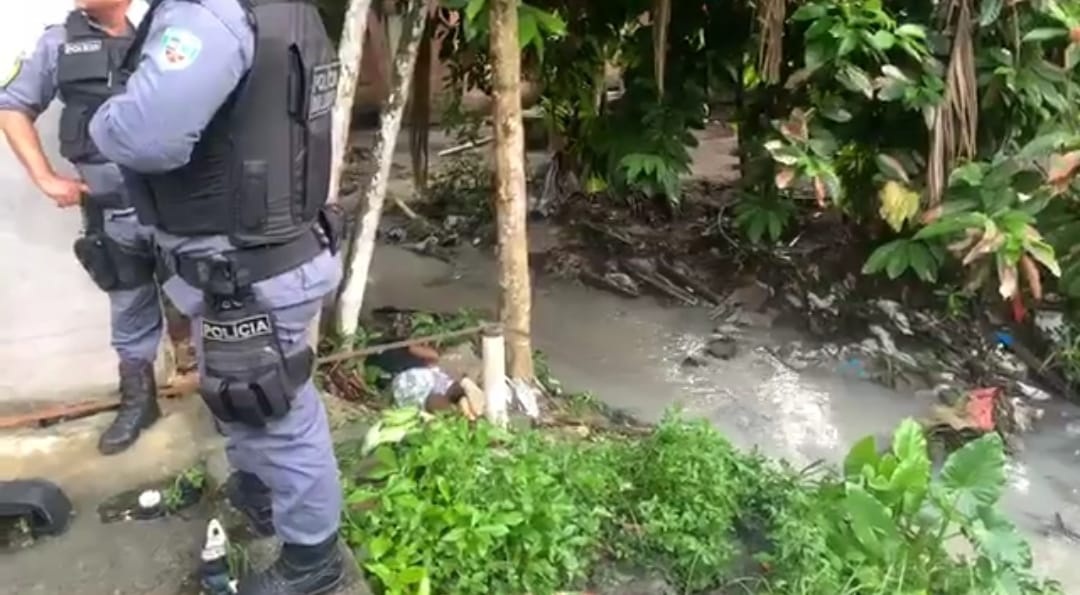 Homem tenta correr da morte, mas é atingido com 12 tiros no Santa Etelvina Homem tenta correr da morte, mas é atingido com 12 tiros no Santa Etelvina