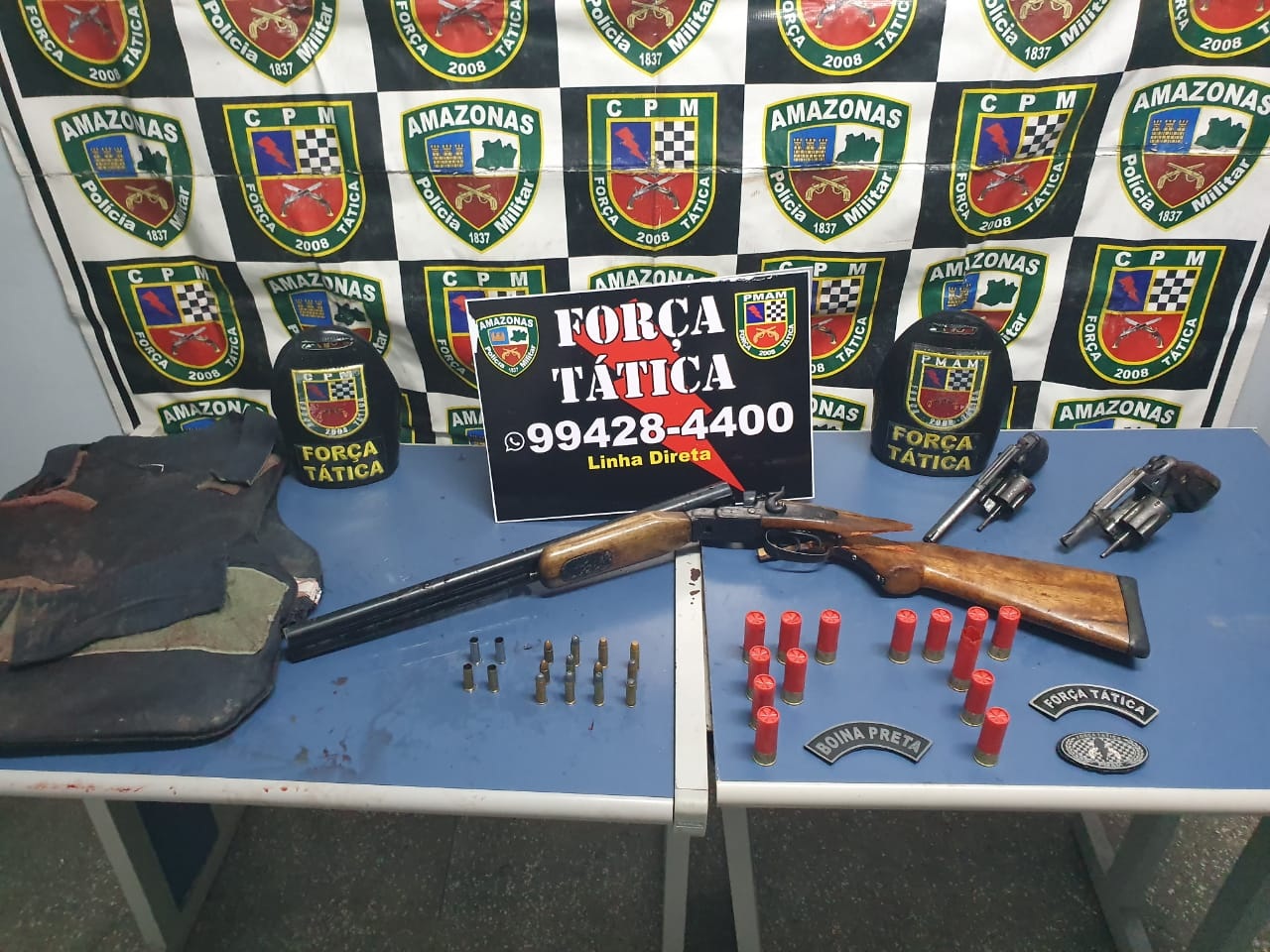 Dupla faz casal refém e morre após trocar tiros com PMs no Alfredo Nascimento Dupla faz casal refém e morre após trocar tiros com PMs no Alfredo Nascimento
