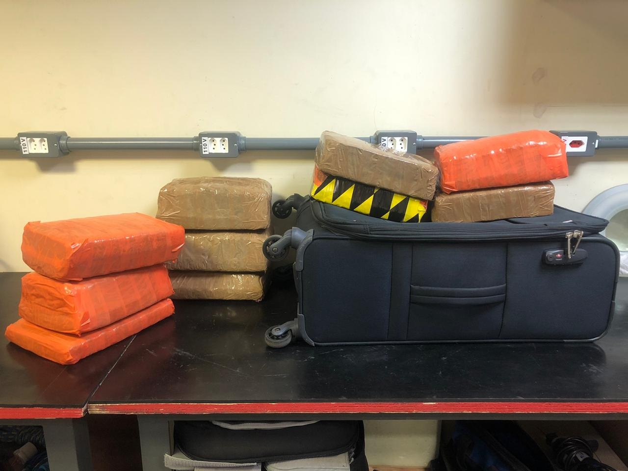 Mulher é presa em flagrante com 19kg de maconha em mala no aeroporto Mulher é presa em flagrante com 19kg de maconha em mala no aeroporto
