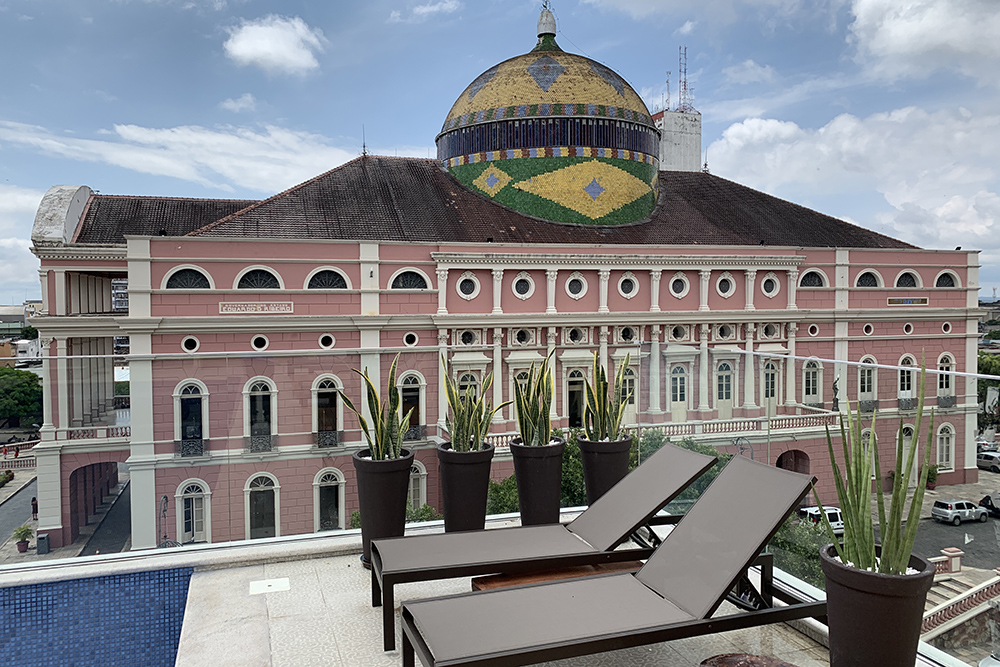 O hotel Juma Ópera tem uma bela visão do Teatro Amazonas O hotel Juma Ópera tem uma bela visão do Teatro Amazonas