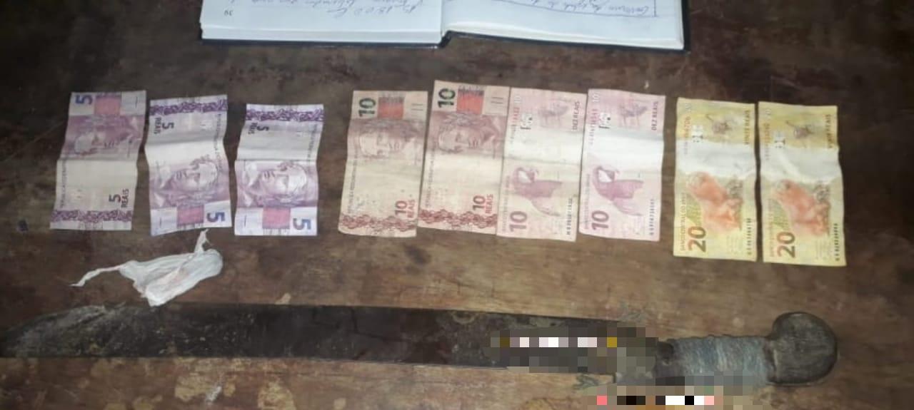 Marido é detido por agredir esposa com terçado em Tefé Marido é detido por agredir esposa com terçado em Tefé