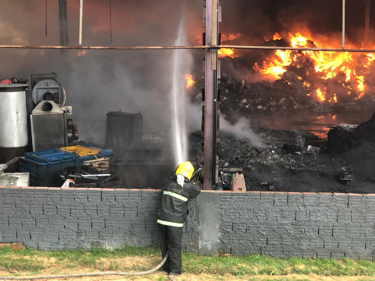 Usina de reciclagem é destruída com incêndio no Puraquequara Usina de reciclagem é destruída com incêndio no Puraquequara