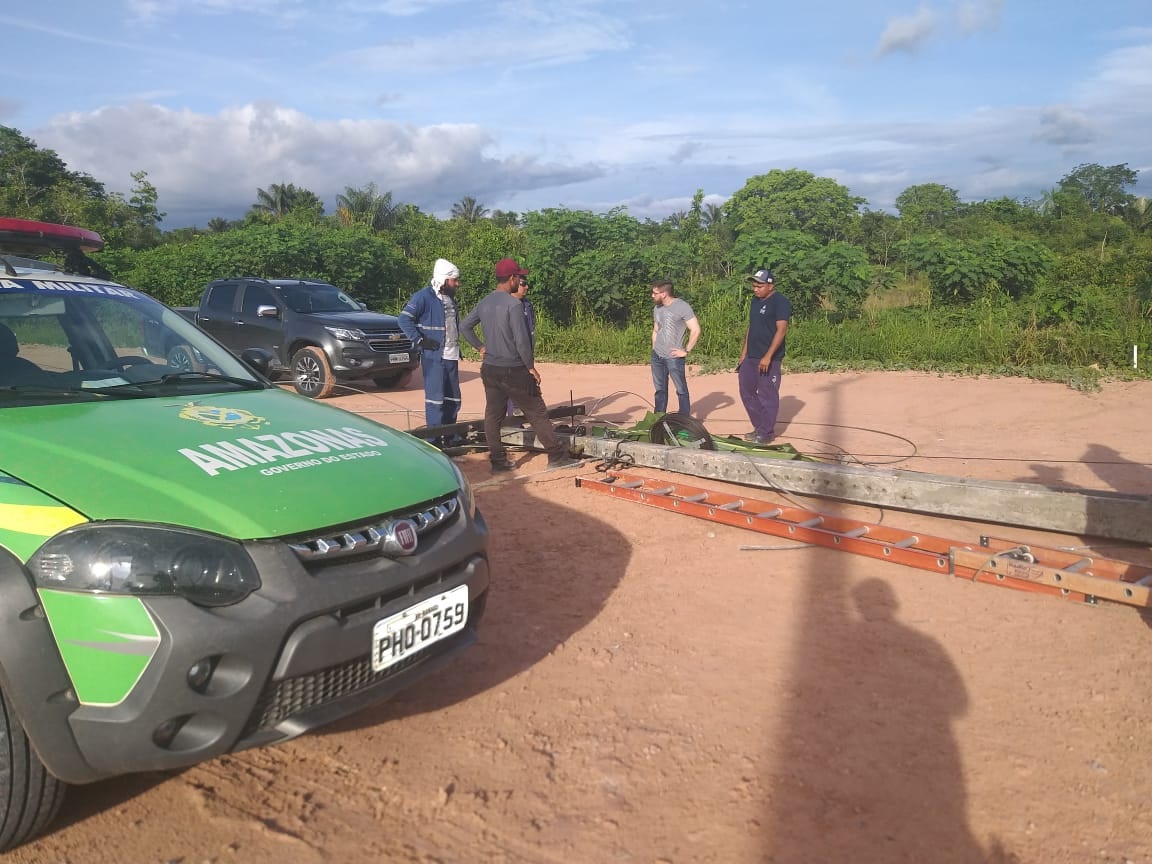 T&eacute;cnico morre ap&oacute;s poste quebrar e cair em cima dele na AM-070