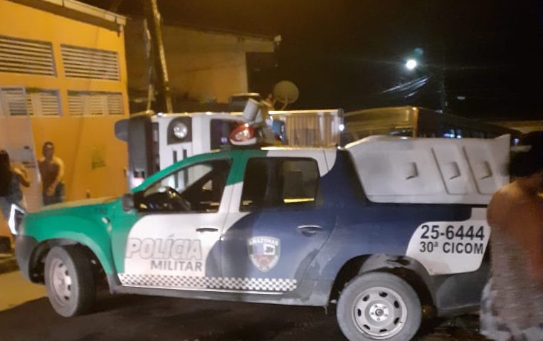 Quadrilha assalta frigorífico, faz casal refém e troca tiros com a PM na zona Leste Quadrilha assalta frigorífico, faz casal refém e troca tiros com a PM na zona Leste