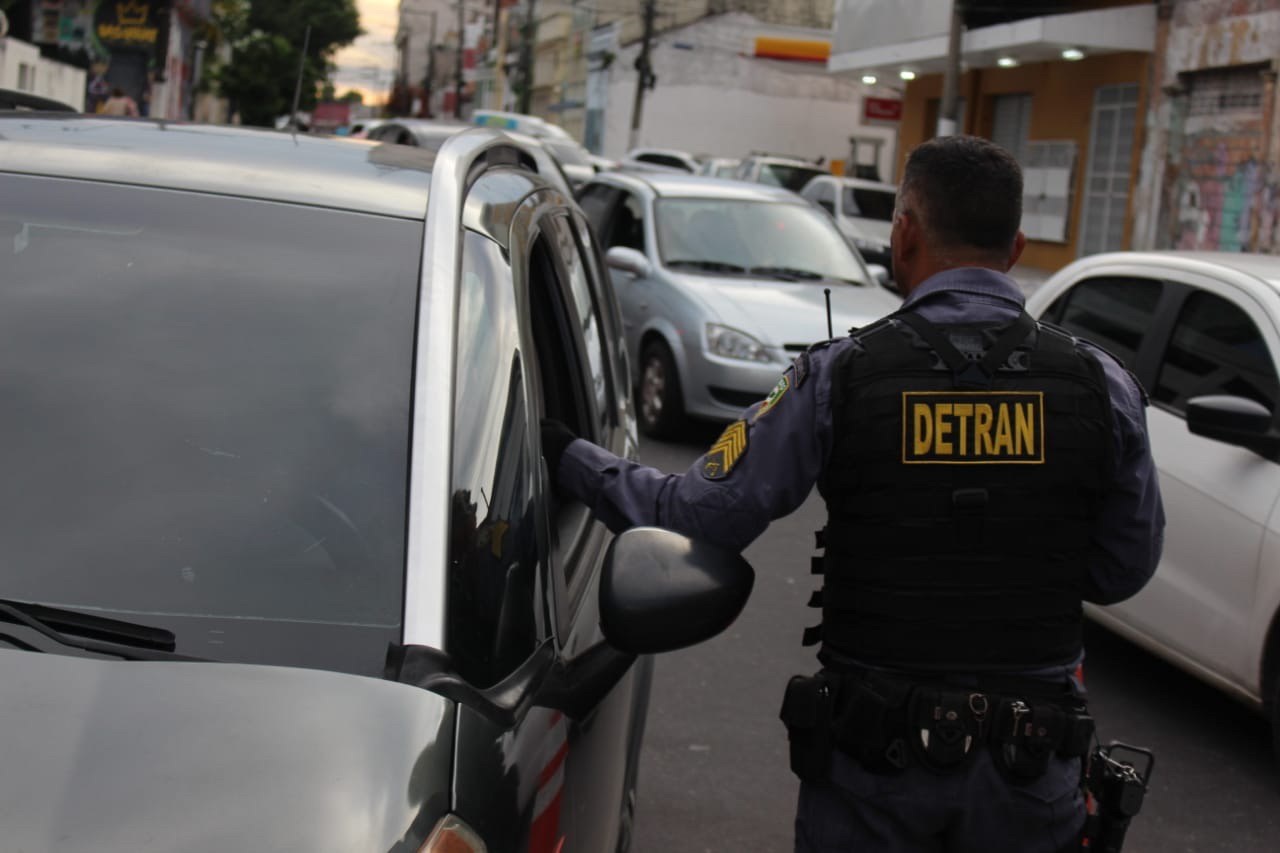 Motorista com licenciamento atrasado h&aacute; 10 anos foge de blitz e acaba preso