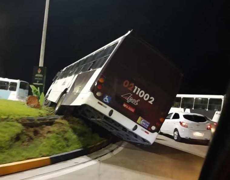 Motorista perde controle e sobe ônibus em rotatória na Torquato Tapajós Motorista perde controle e sobe ônibus em rotatória na Torquato Tapajós
