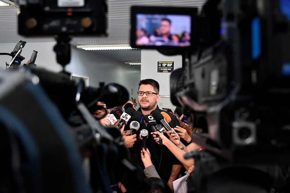 Jovem é preso por assalto a ônibus; força-tarefa tem 100 investigados na mira Jovem é preso por assalto a ônibus; força-tarefa tem 100 investigados na mira