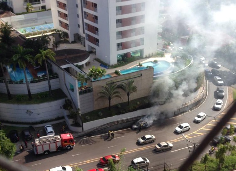 Carro tem perda total ao pegar fogo na avenida Mário Ypiranga Carro tem perda total ao pegar fogo na avenida Mário Ypiranga