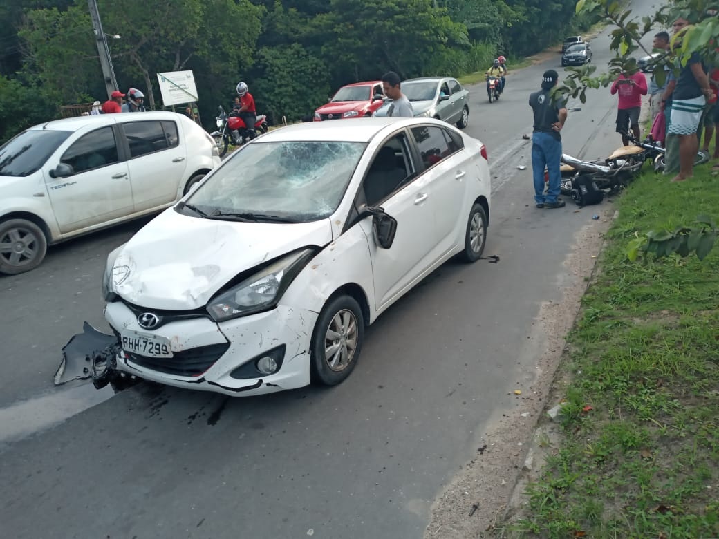 Idoso tem perna dilacerada em colisão de moto e carro no Alfredo Nascimento Idoso tem perna dilacerada em colisão de moto e carro no Alfredo Nascimento