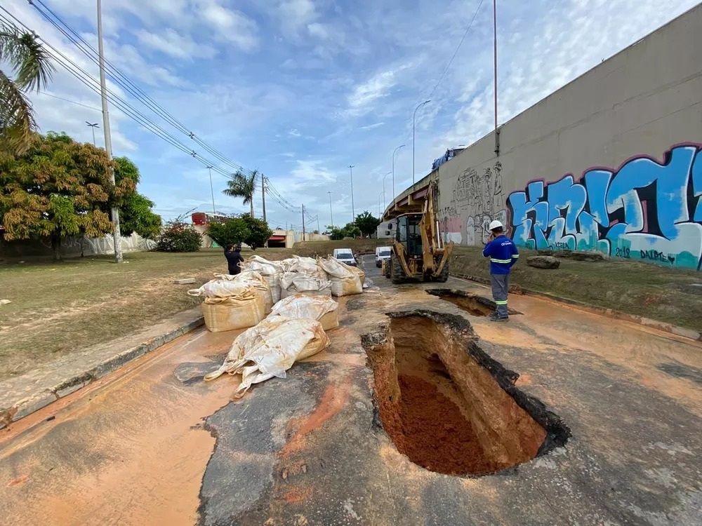 Tubula&ccedil;&atilde;o rompe na estrada dos Franceses e deixa tr&acirc;nsito ca&oacute;tico; evite a &aacute;rea