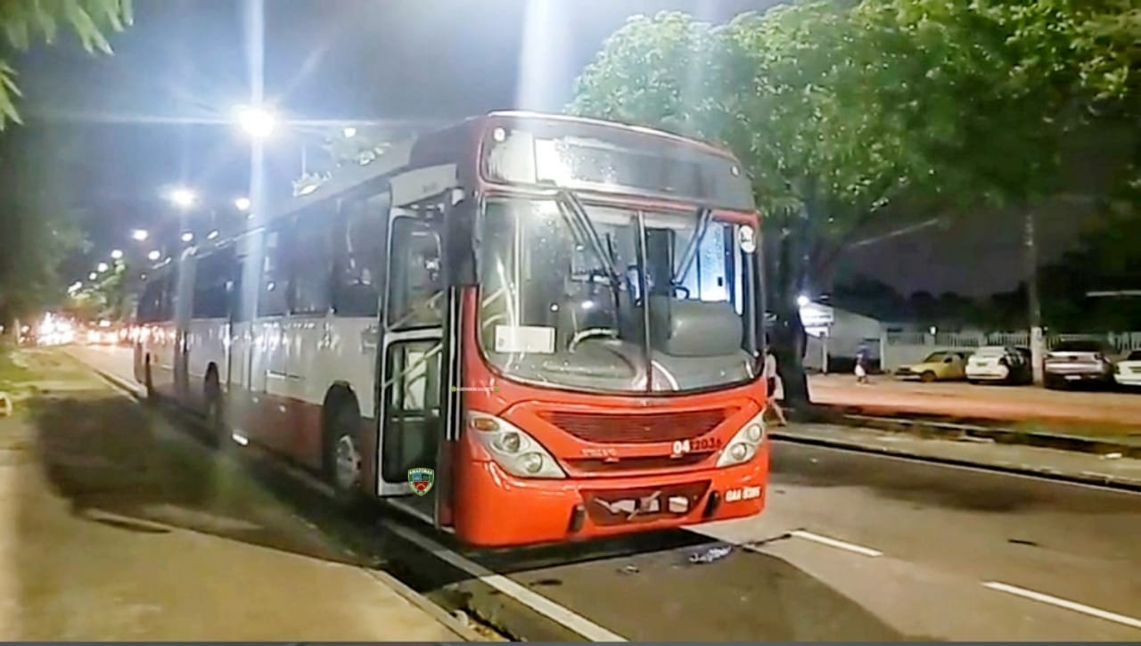 Quatro linhas de ônibus são assaltadas em uma única noite Quatro linhas de ônibus são assaltadas em uma única noite