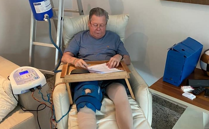 Ap&oacute;s cirurgia, prefeito de Manaus j&aacute; est&aacute; andando e evolui na recupera&ccedil;&atilde;o