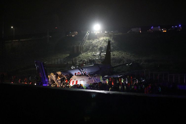 Avião derrapa ao pousar e se parte em três pedaços na Turquia Avião derrapa ao pousar e se parte em três pedaços na Turquia