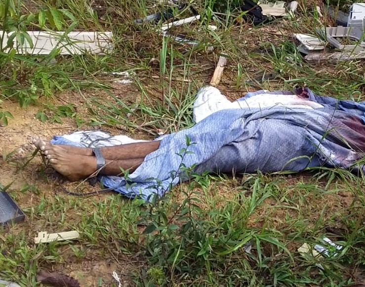 Corpo enrolado em lençol é encontrado em rua na Cidade das Luzes Corpo enrolado em lençol é encontrado em rua na Cidade das Luzes