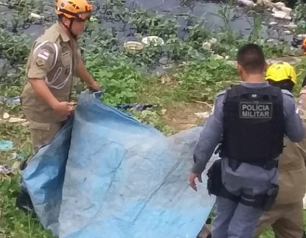 Corpo boiando é de adolescente desaparecida de madrugada em Educandos Corpo boiando é de adolescente desaparecida de madrugada em Educandos