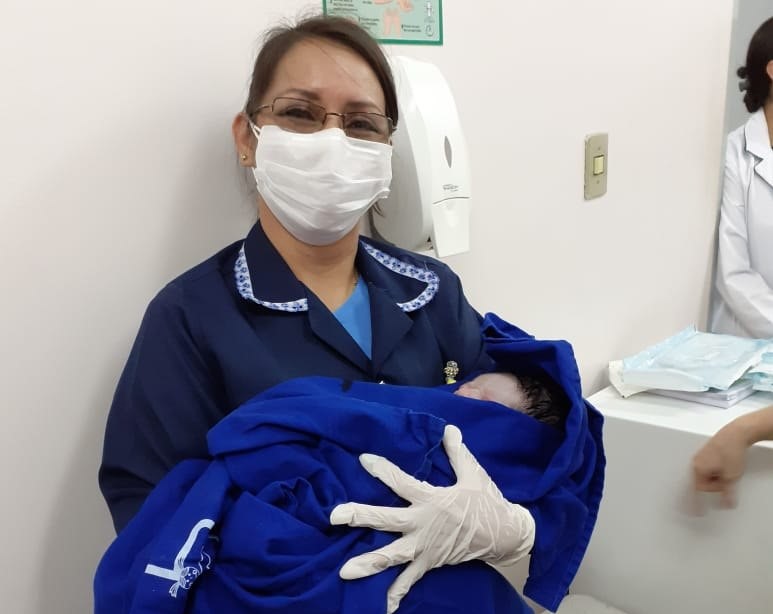 Equipe de hospital infantil ajuda em trabalho de parto dentro de carro