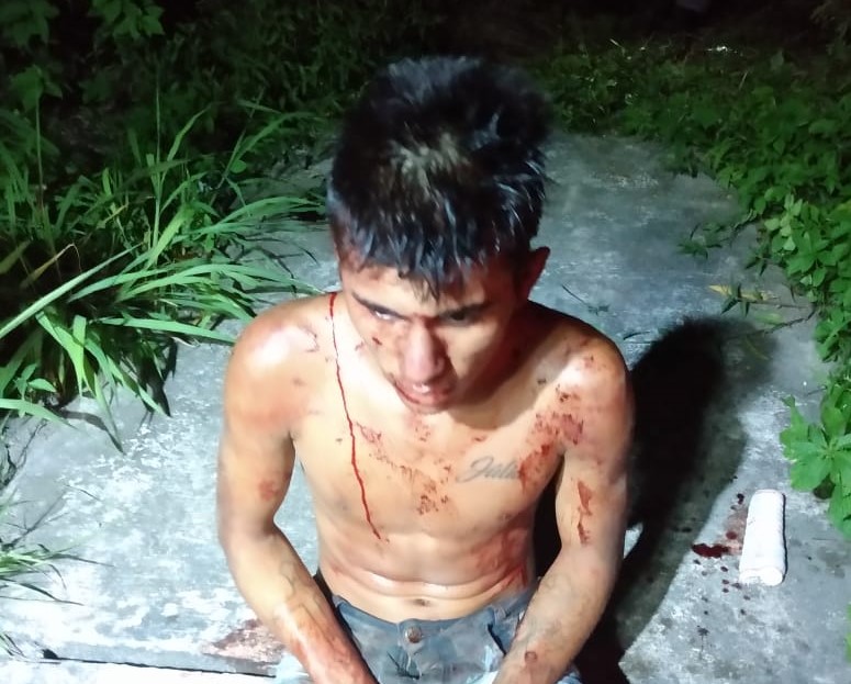 PMs salvam jovem de morrer no 'tribunal do crime' no Distrito por dívida do tráfico. Veja vídeos PMs salvam jovem de morrer no 'tribunal do crime' no Distrito por dívida do tráfico. Veja vídeos