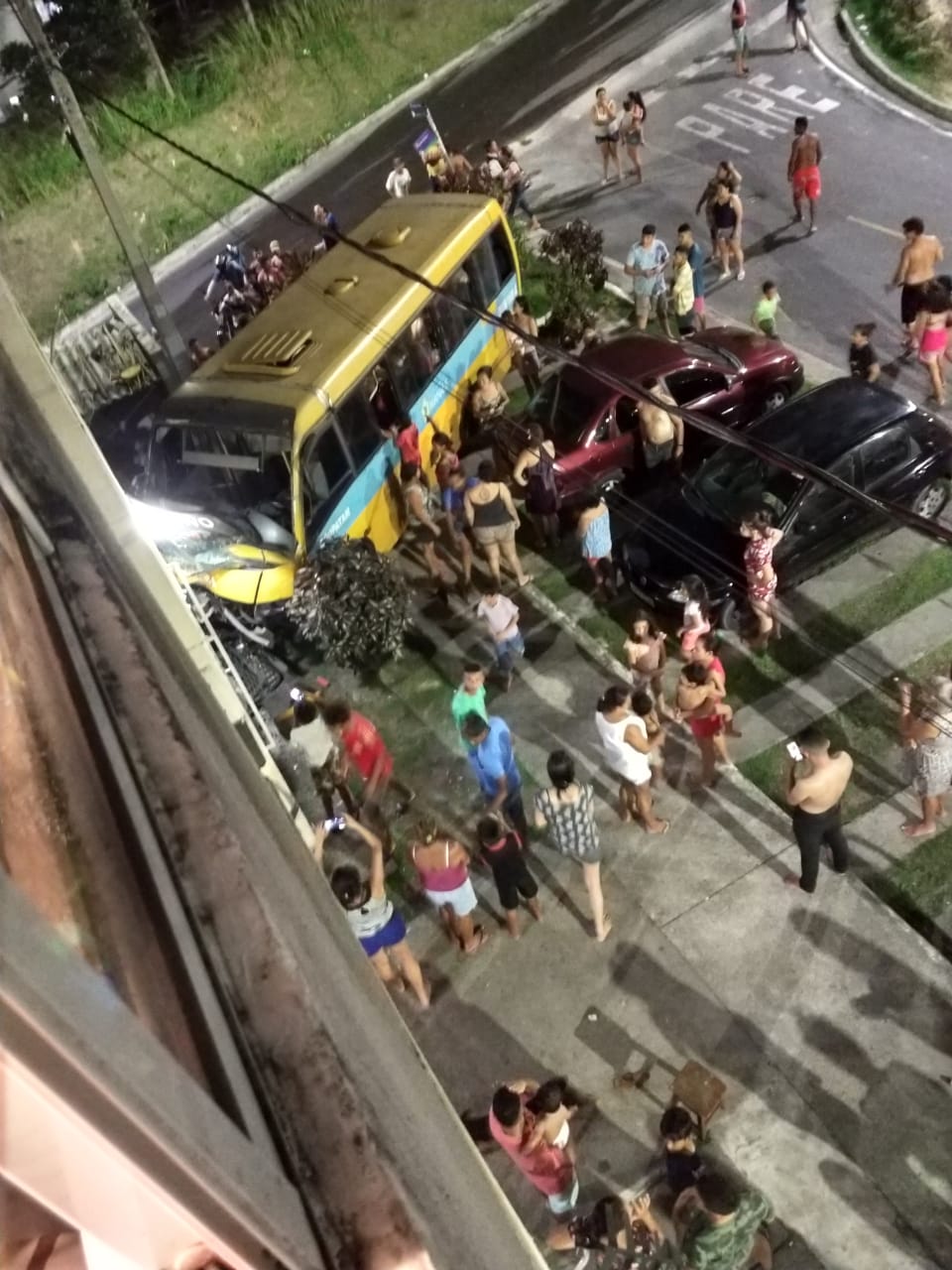 Veja vídeo do acidente de micro-ônibus entrando em apartamento no Residencial Manauara Veja vídeo do acidente de micro-ônibus entrando em apartamento no Residencial Manauara