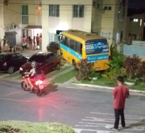 Micro-ônibus perde controle e invade apartamento no Residencial Manauara; 3 pessoas ficam feridas Micro-ônibus perde controle e invade apartamento no Residencial Manauara; 3 pessoas ficam feridas