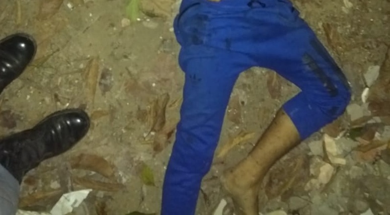 Homem é encontrado morto a tiros no Lago Azul; no mesmo bairro outro foi baleado no pé Homem é encontrado morto a tiros no Lago Azul; no mesmo bairro outro foi baleado no pé