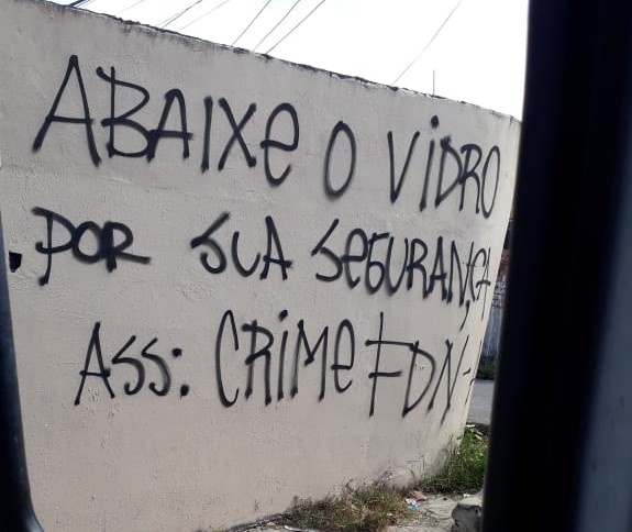 Mensagem de facção avisa para baixar o vidro por 'segurança' no Riacho Doce Mensagem de facção avisa para baixar o vidro por 'segurança' no Riacho Doce