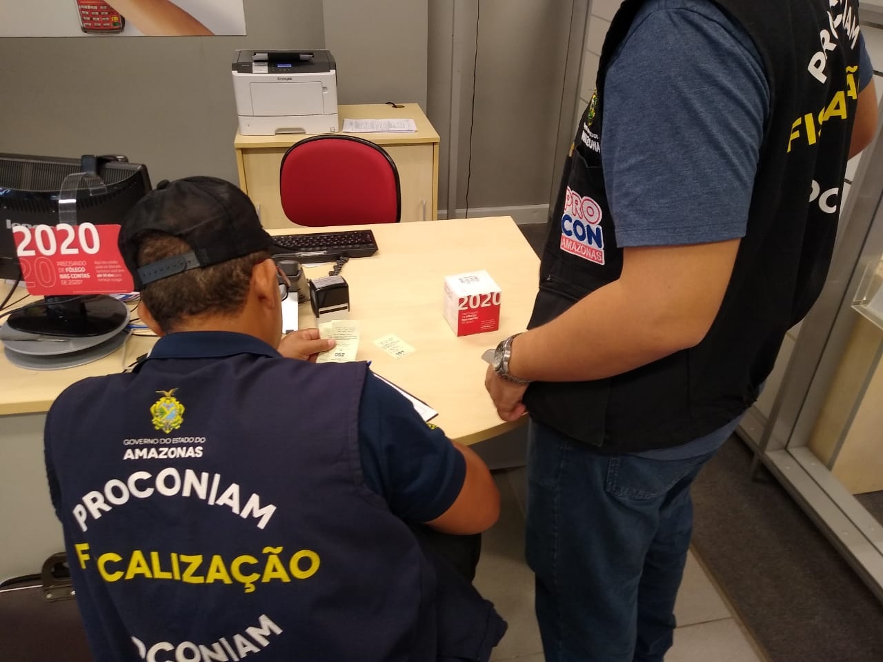 Procon autua agências bancárias na André Araújo por descumprimento da Lei das Filas Procon autua agências bancárias na André Araújo por descumprimento da Lei das Filas