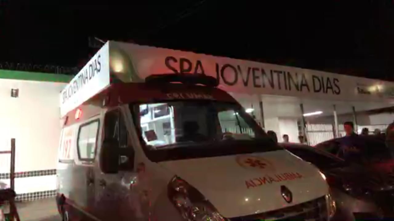 Adolescente de 13 anos é baleada em frente de casa na Compensa; outros dois ficam feridos Adolescente de 13 anos é baleada em frente de casa na Compensa; outros dois ficam feridos