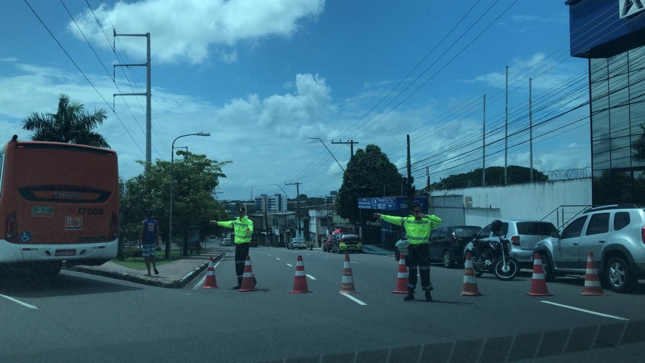Motoristas fazem protesto para baixar preço do combustível e avenida Brasil tem interdição Motoristas fazem protesto para baixar preço do combustível e avenida Brasil tem interdição