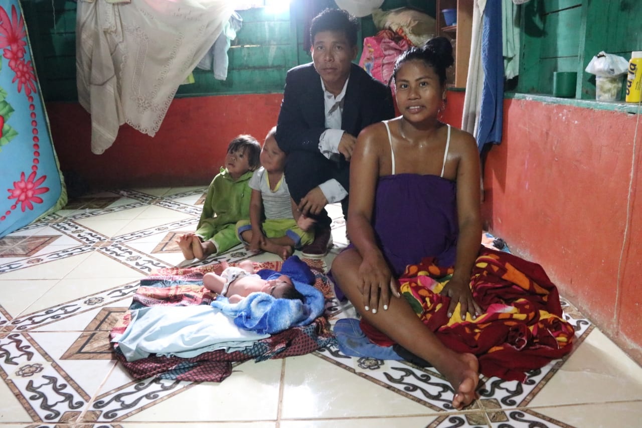 Noiva indígena dá à luz e casamento é feito em casa Noiva indígena dá à luz e casamento é feito em casa