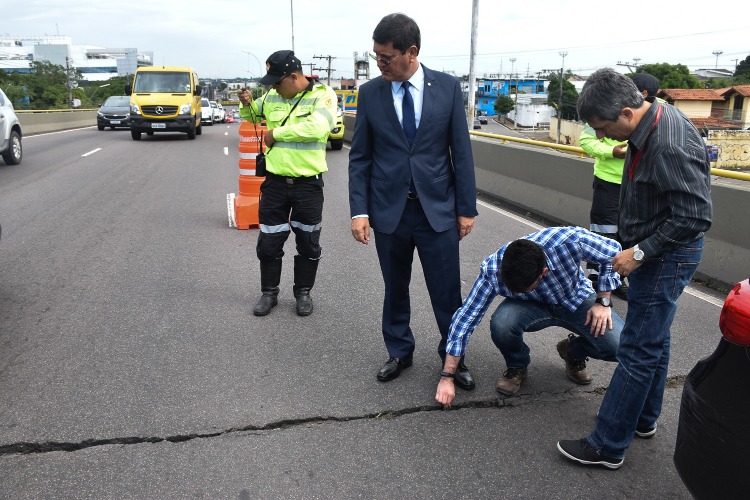 MPAM acompanha vistoria para verificar rachadura no viaduto Ayrton Senna MPAM acompanha vistoria para verificar rachadura no viaduto Ayrton Senna