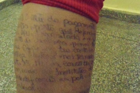 Visitante do CDPM 1 é flagrada com texto de processo no corpo Visitante do CDPM 1 é flagrada com texto de processo no corpo