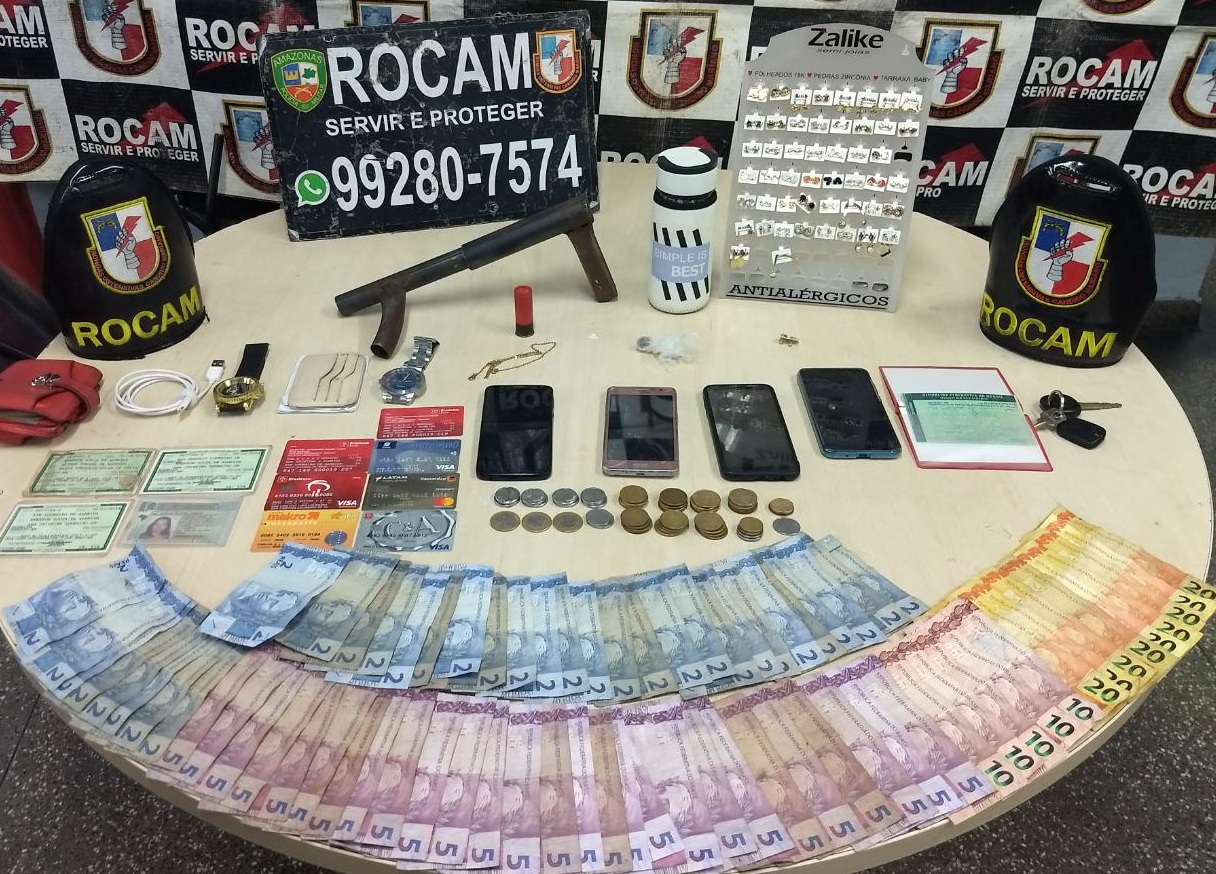 Quarteto bate em viatura da PM e acaba detido com arma, dinheiro, celulares e até brincos no Nova Floresta Quarteto bate em viatura da PM e acaba detido com arma, dinheiro, celulares e até brincos no Nova Floresta