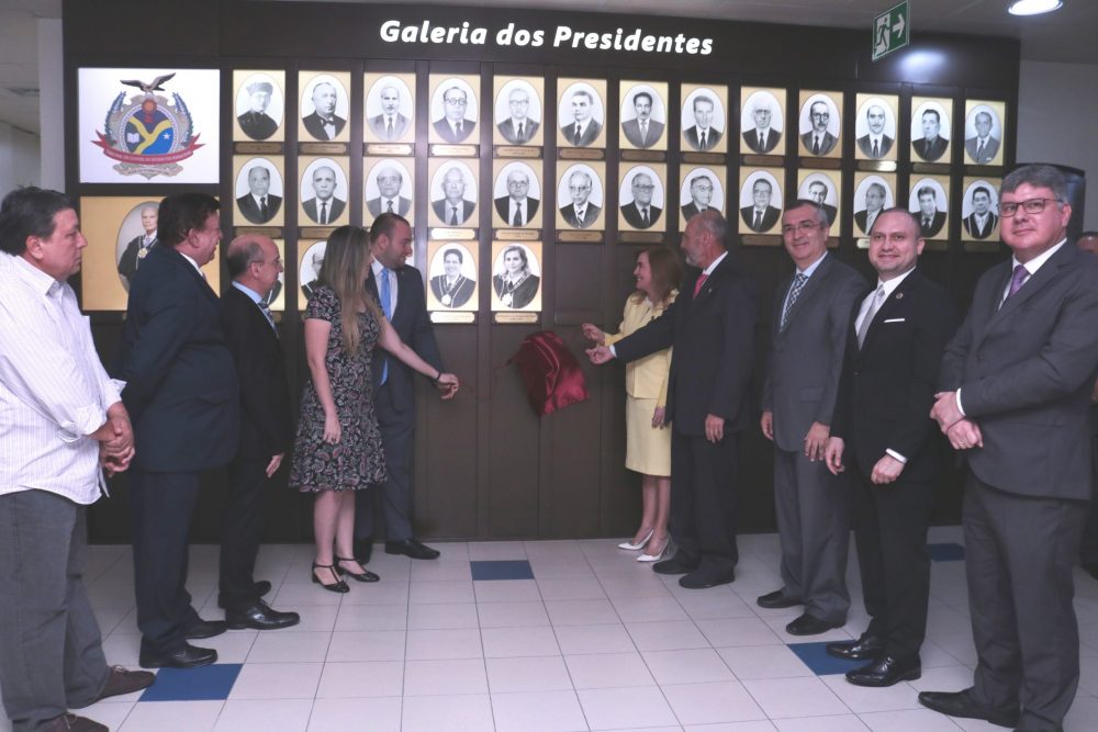 Conselheira Yara Lins dos Santos é homenageada com foto na galeria dos presidentes do TCE Conselheira Yara Lins dos Santos é homenageada com foto na galeria dos presidentes do TCE