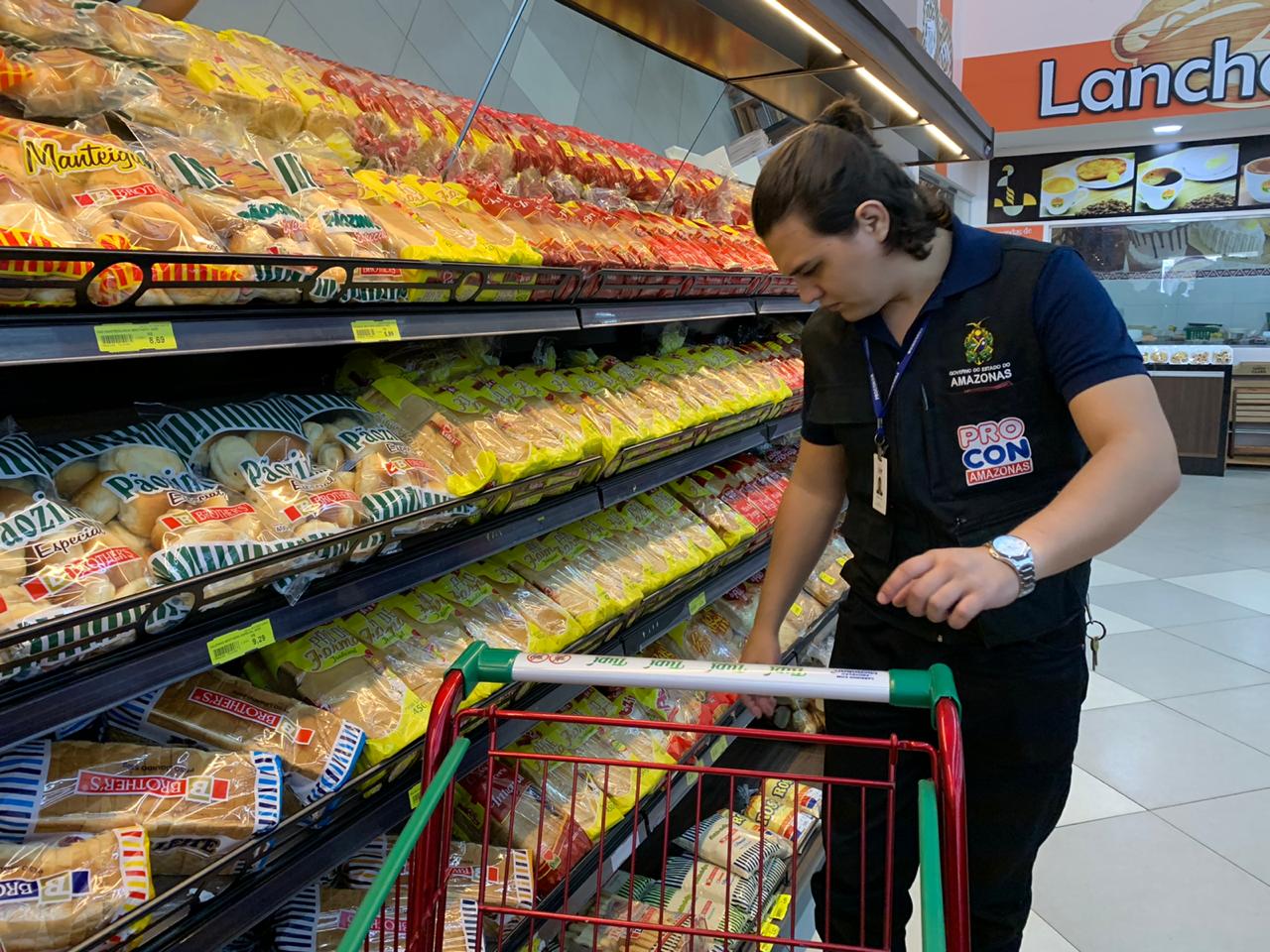 Procon notifica supermercado e apreende mais de 20kg de produtos com validade vencida Procon notifica supermercado e apreende mais de 20kg de produtos com validade vencida