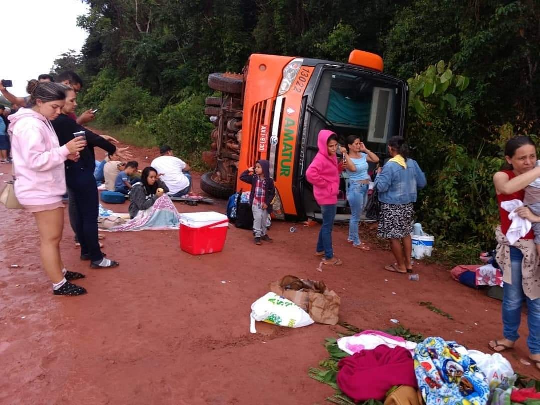 Ônibus tomba na Transamazônica dentro de reserva indígena; não houve vítimas Ônibus tomba na Transamazônica dentro de reserva indígena; não houve vítimas