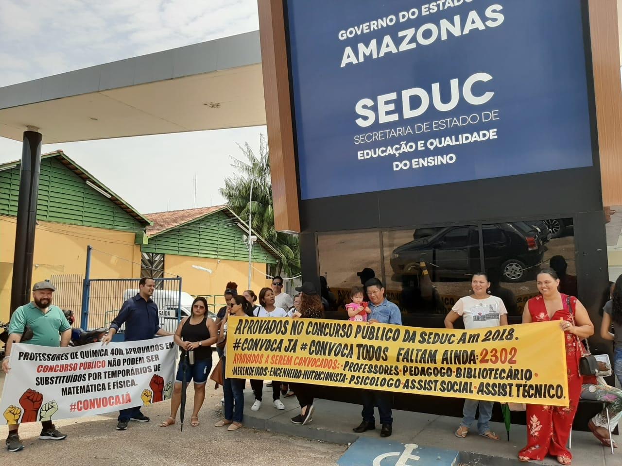 PROTESTO Profissionais se reúnem em frente à Seduc pedindo convocação em concurso PROTESTO Profissionais se reúnem em frente à Seduc pedindo convocação em concurso