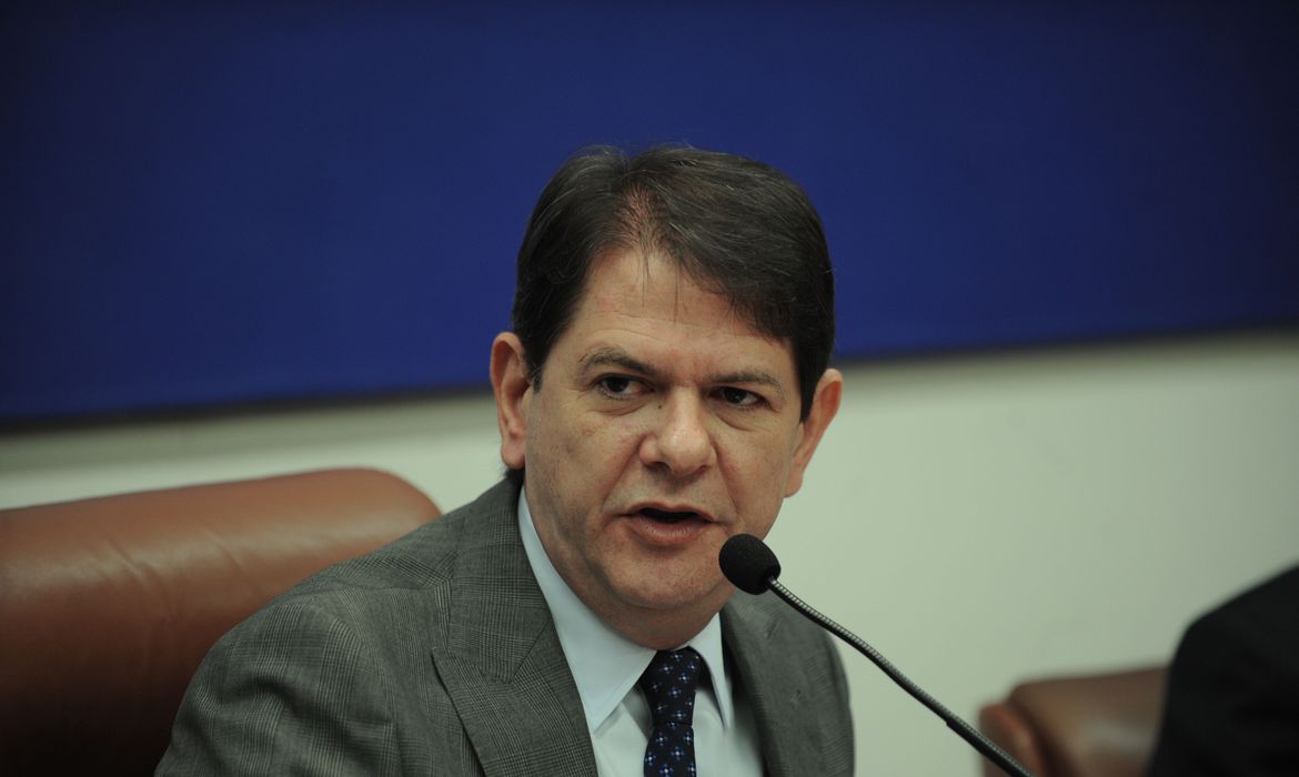 Cid Gomes recebe alta da UTI; senador leva dois tiros em protesto Cid Gomes recebe alta da UTI; senador leva dois tiros em protesto
