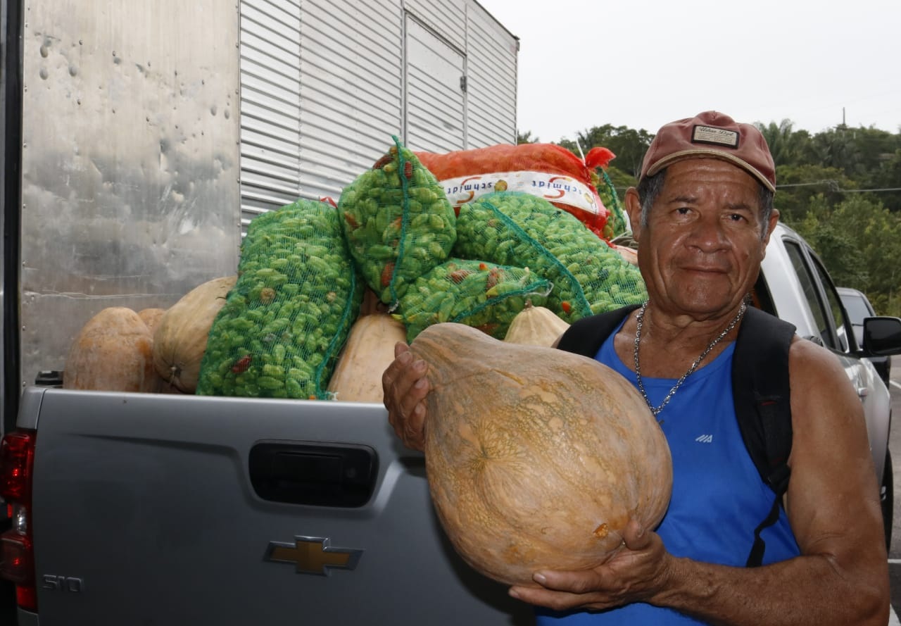 14 toneladas de frutas e hortaliças são entregues a 5 instituições 14 toneladas de frutas e hortaliças são entregues a 5 instituições
