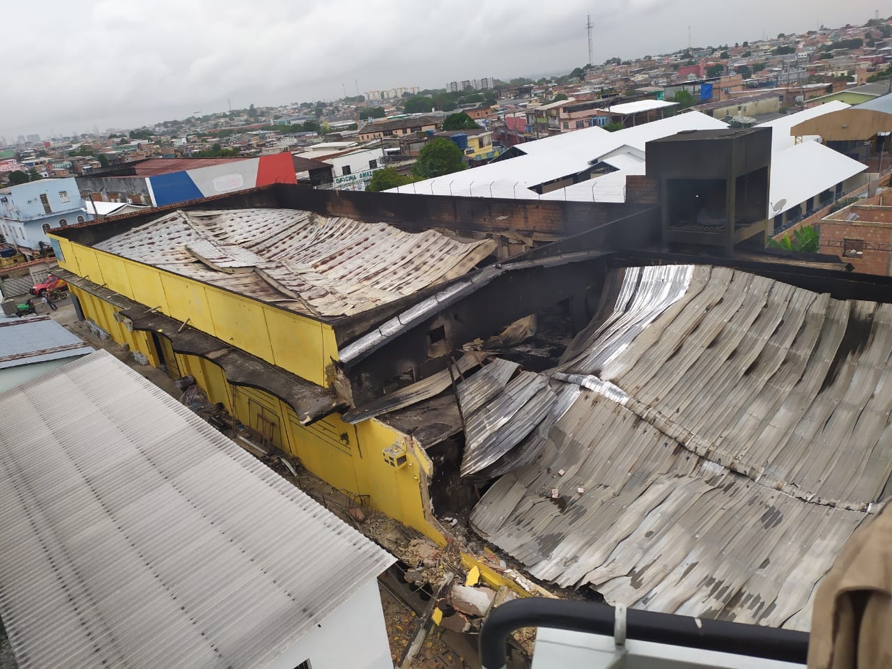 Fotos mostram destruição em loja após grande incêndio na Compensa Fotos mostram destruição em loja após grande incêndio na Compensa