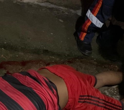 'Foguinho' é assassinado na rua na Compensa com 6 tiros 'Foguinho' é assassinado na rua na Compensa com 6 tiros
