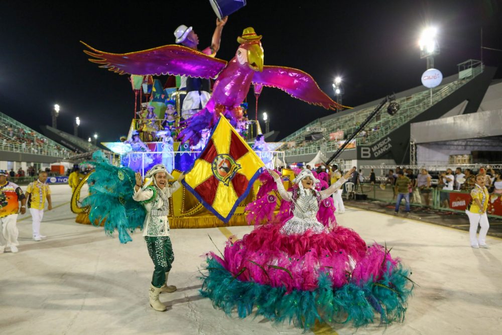 Homenagens, muita cor e alegria marcaram o desfile do Grupo de Acesso A