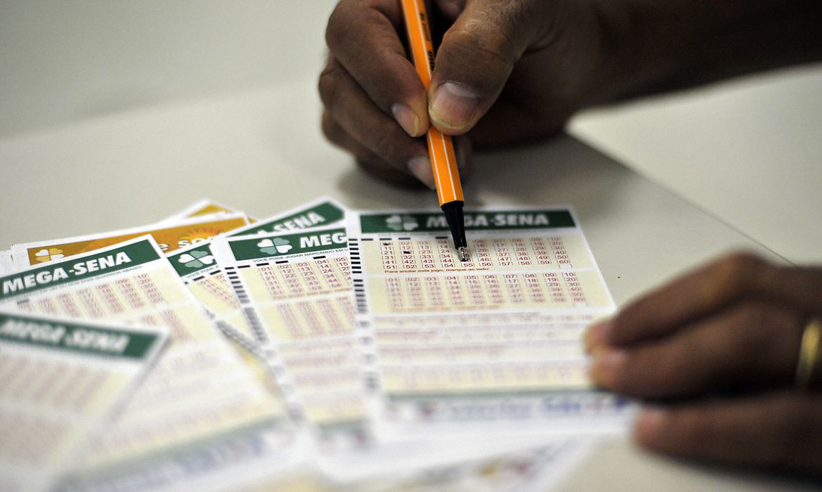 Mega-Sena acumula pela 16ª vez e prêmio vai para R$ 200 milhões Mega-Sena acumula pela 16ª vez e prêmio vai para R$ 200 milhões