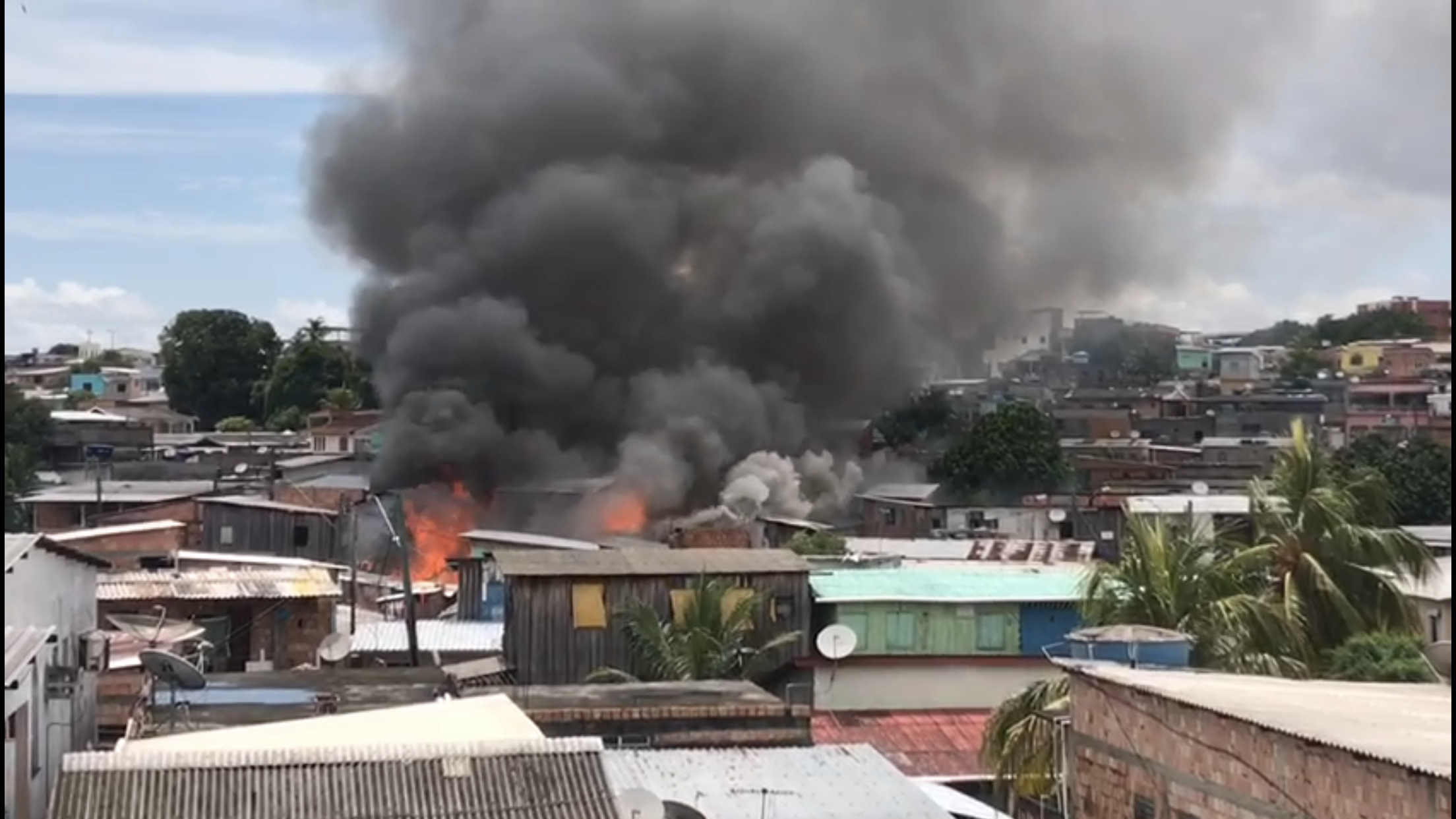 Inc&ecirc;ndio atinge casas de madeira no S&atilde;o L&aacute;zaro