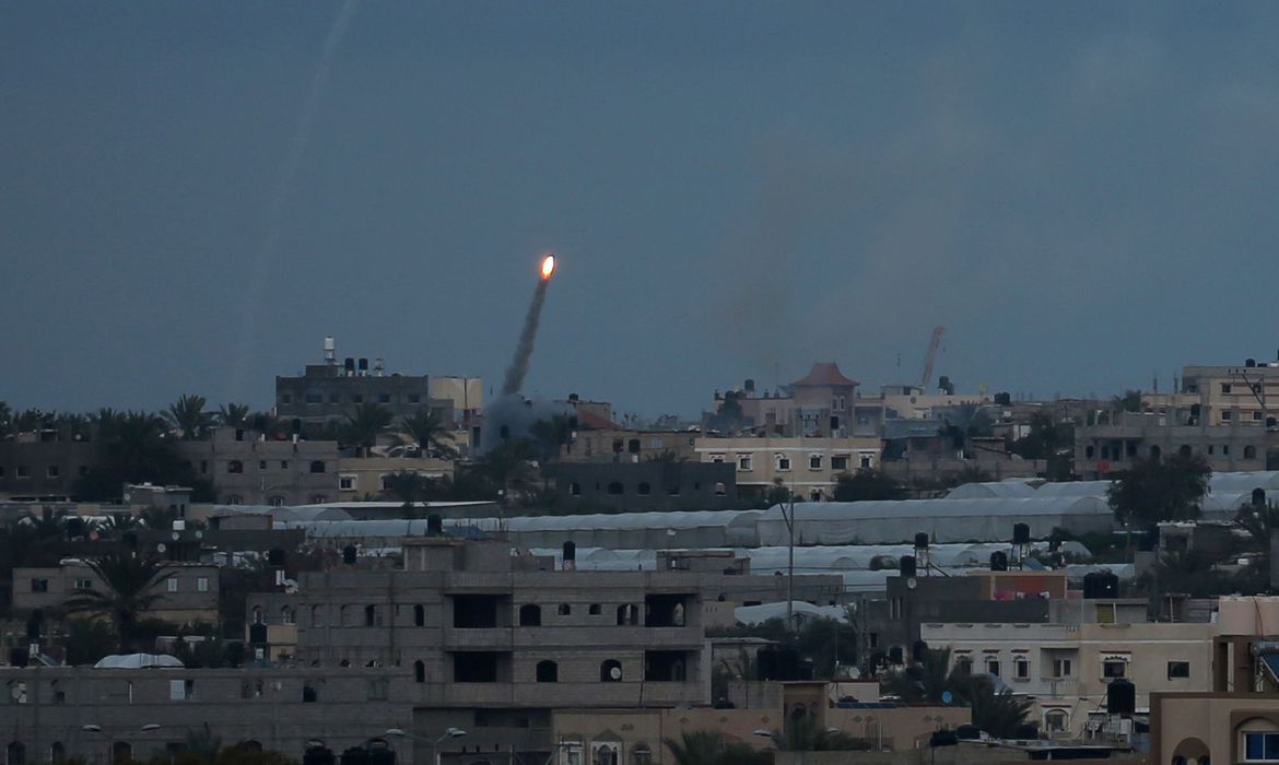 Palestinos lan&ccedil;am mais m&iacute;sseis de Gaza, Netanyahu amea&ccedil;a guerra