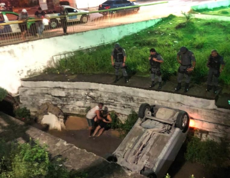 Homem perde controle de carro e cai em igarapé; motorista estaria embriagado Homem perde controle de carro e cai em igarapé; motorista estaria embriagado